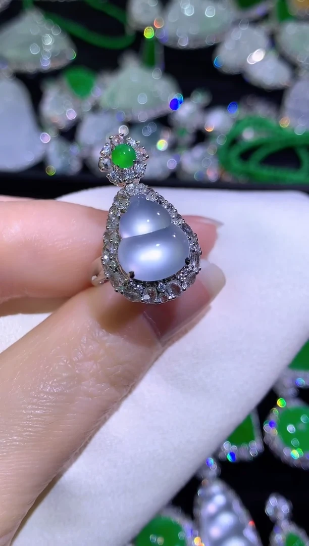 颈饰18K金镶嵌翡翠玻璃种双眼皮葫芦吊坠戒指两用