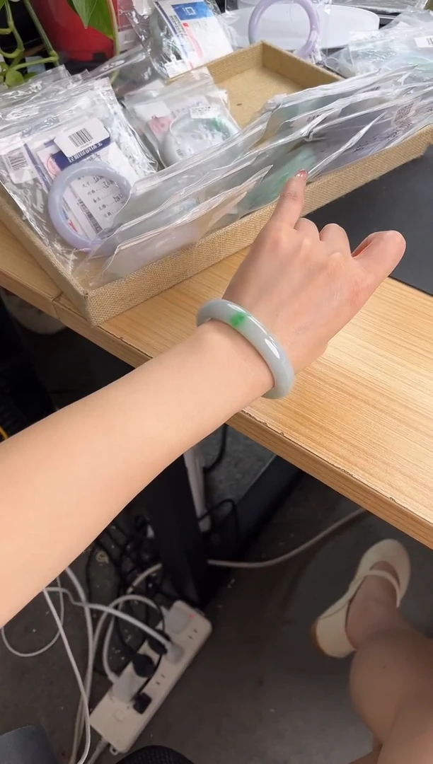 翡翠手镯未镶嵌手镯