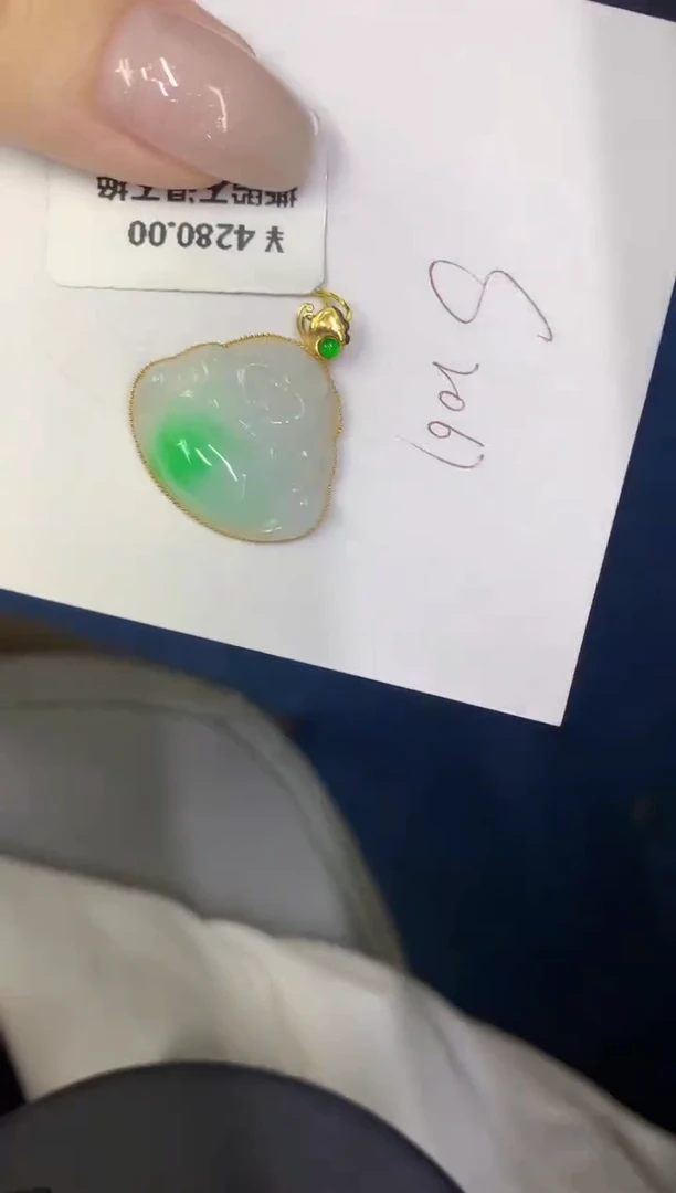 翡翠18K金镶嵌颈饰缅甸天然翡翠A货
