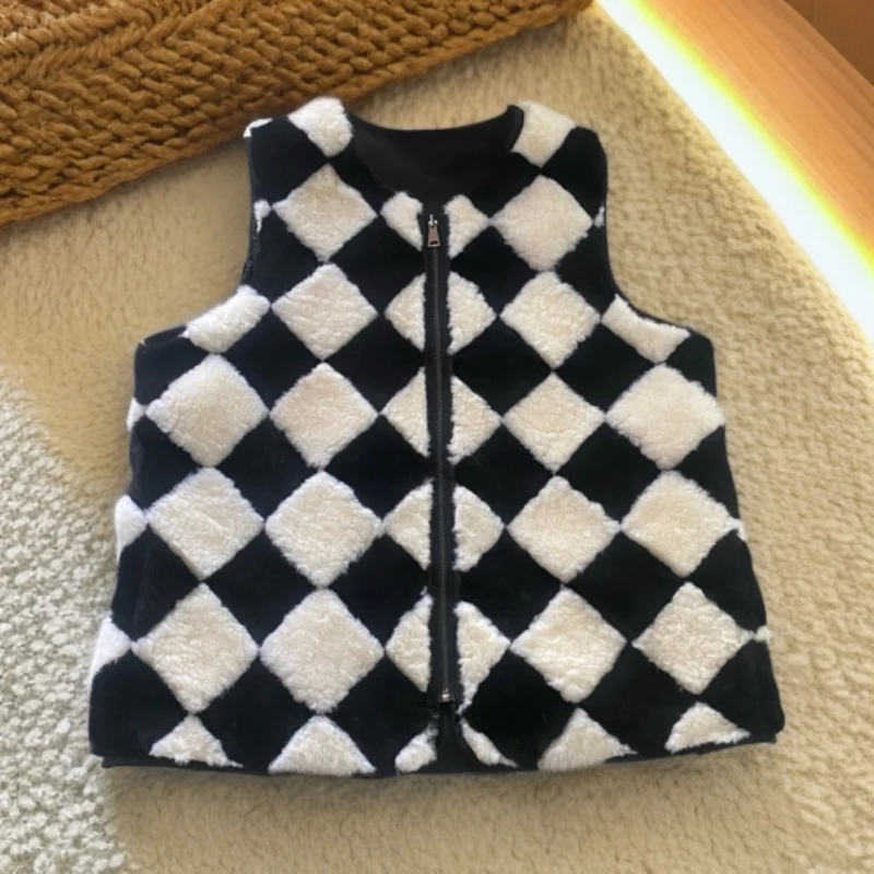 羊皮毛一体圆领马甲黑白棋盘格