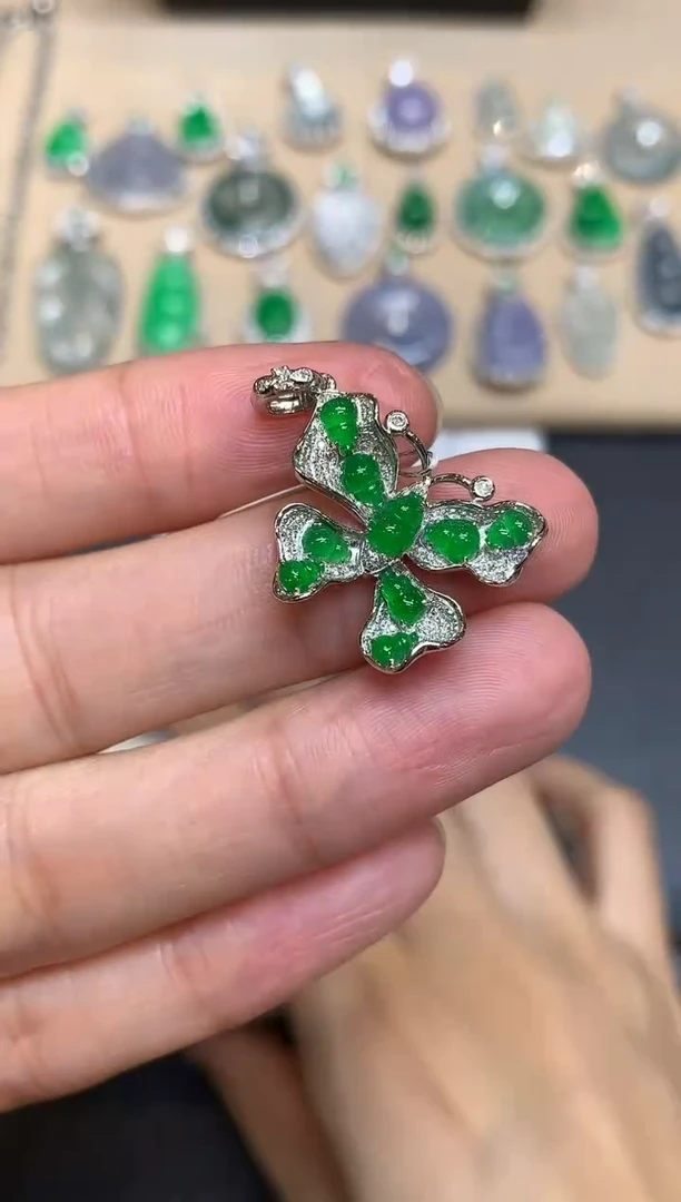 颈饰18K金镶嵌翡翠蝴蝶【无服务费【48小时鉴赏期】