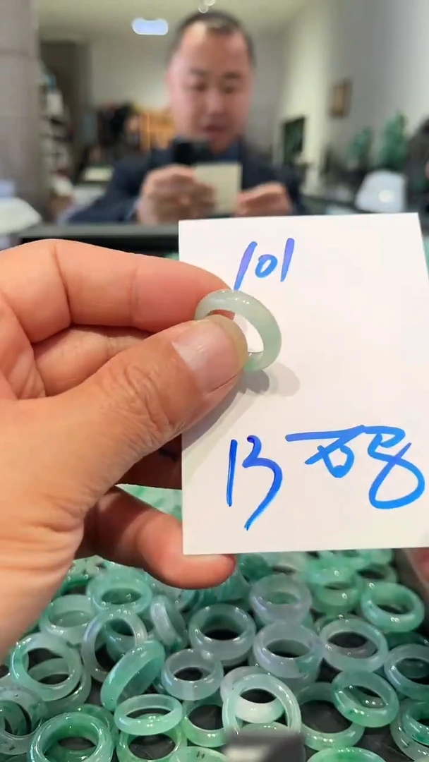 未镶嵌戒圈石英质玉非洲翠