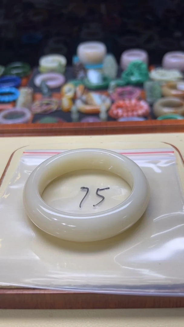 未镶嵌手镯石英质玉十**?075