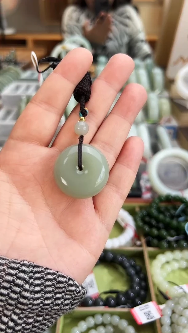 吊坠(赠链)未镶嵌和田玉且末料青白玉平安扣