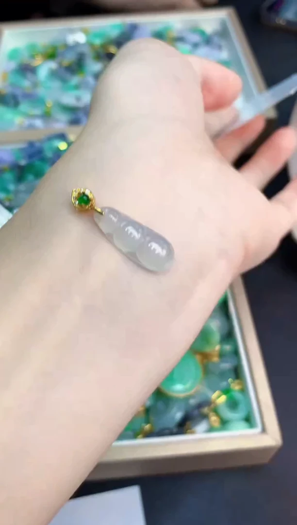 翡翠未镶嵌吊坠(不含链)1