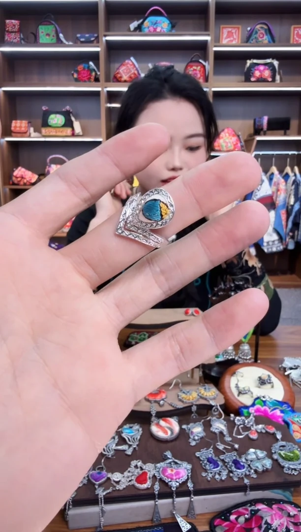 【闪购商品】织绣117蒙阿苏苗绣传承
