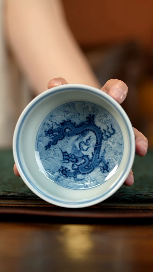 叫****。青花五龙矮炉式杯