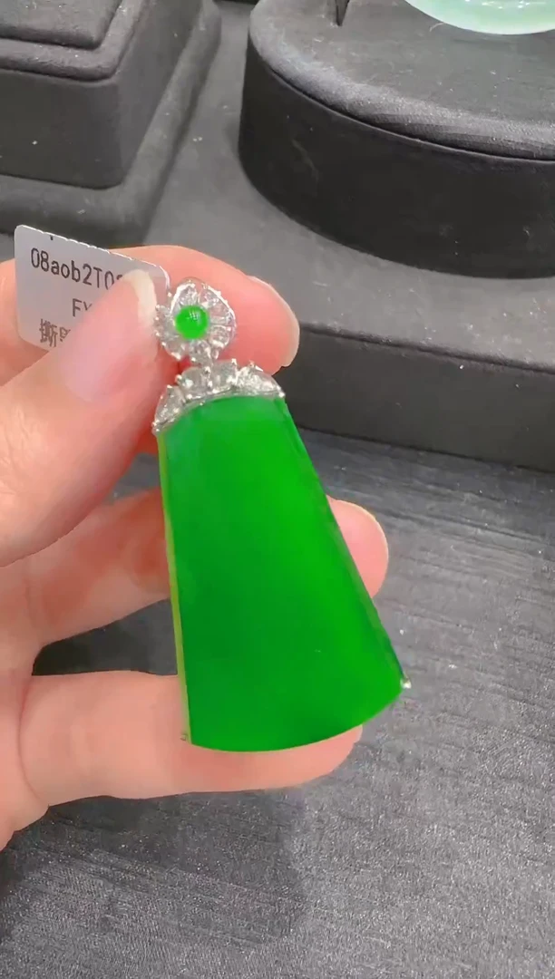 【闪购商品】翡翠吊坠(赠链)18K金镶嵌天然翡翠A货