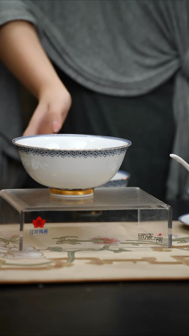 1个正价宝象万千6英寸宽沟玲珑饭碗