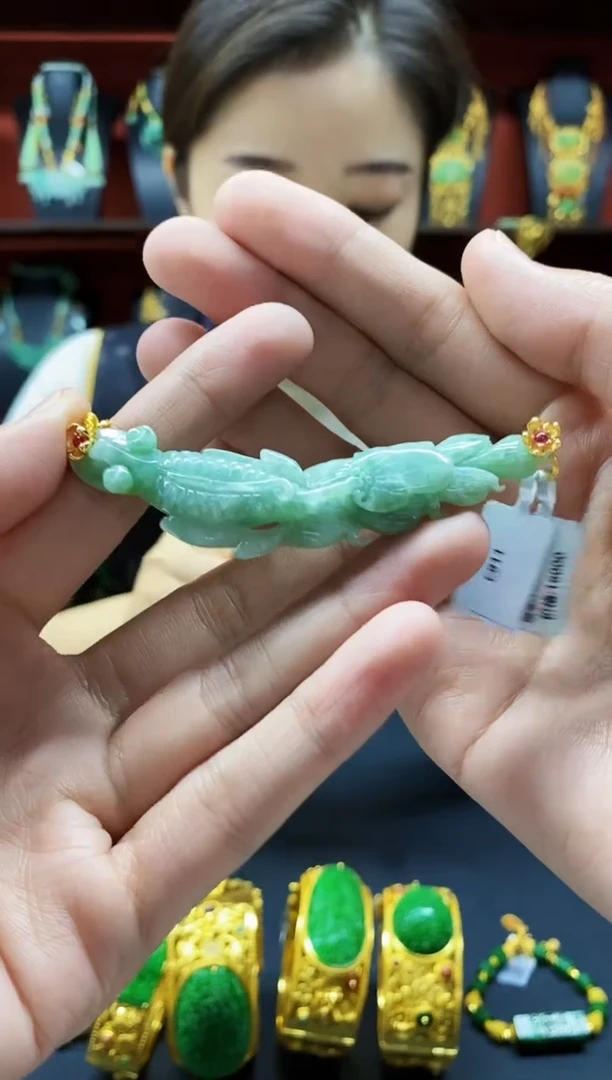 颈饰未镶嵌翡翠吊坠