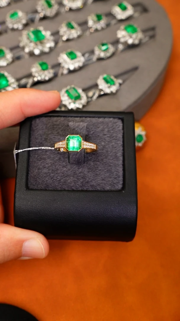 【闪购商品】祖母绿戒指18K金镶嵌1.25克拉