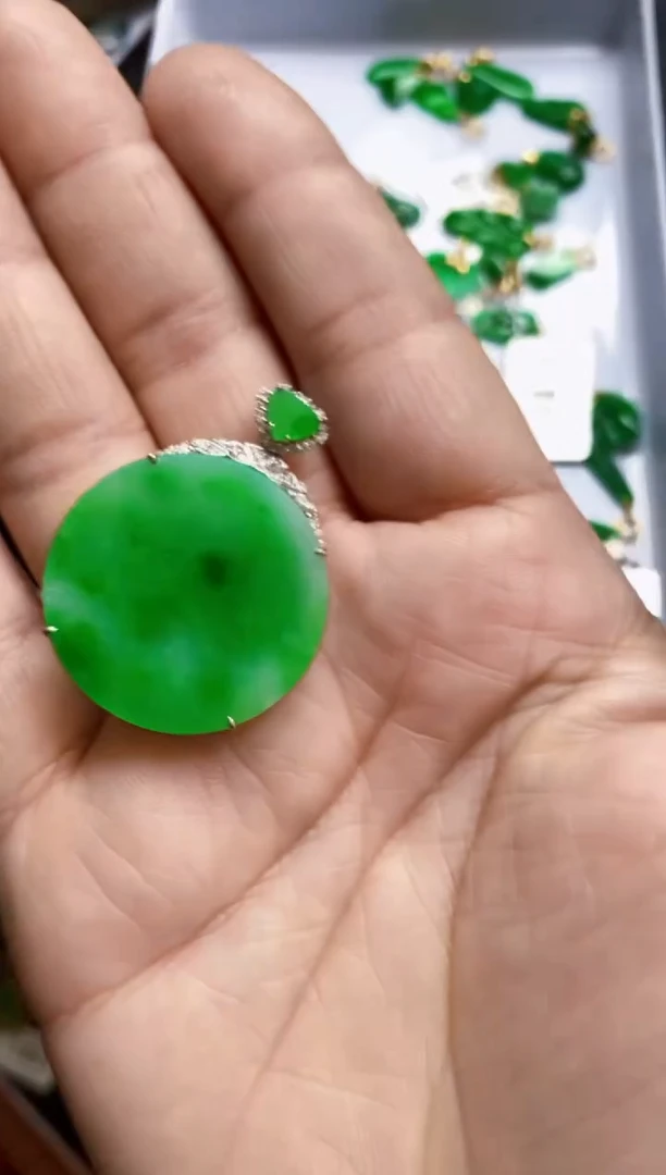 【闪购商品】翡翠颈饰18K金镶嵌圆牌