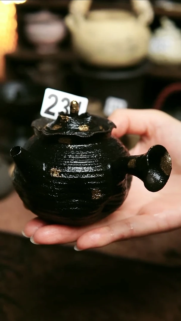 紫砂全手工黑色撒金侧把茶壶满容170毫升
