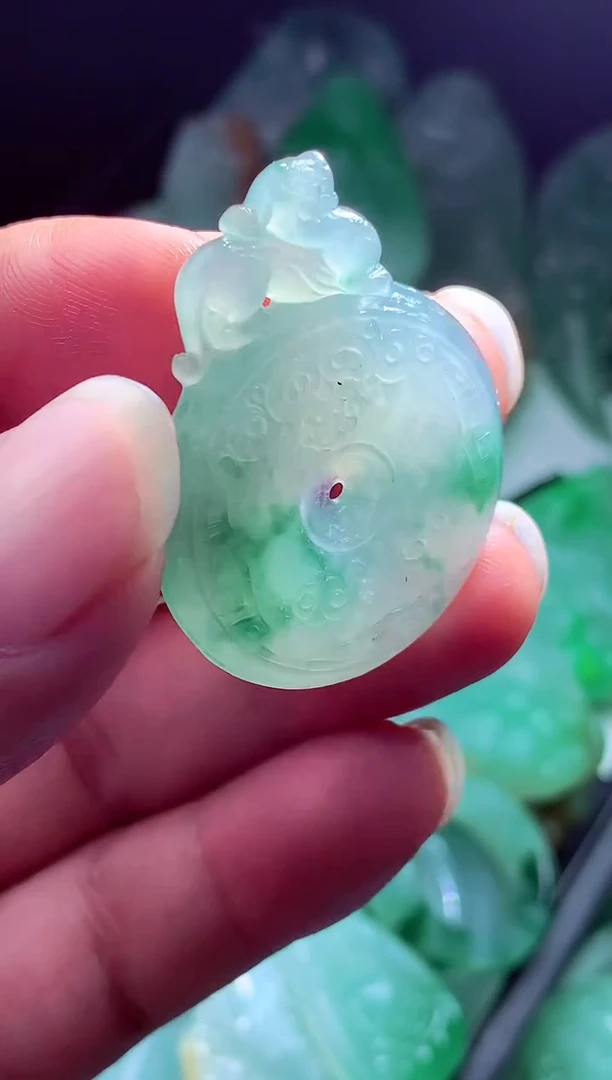 未镶嵌定制翡翠山**?翡翠毛货定制
