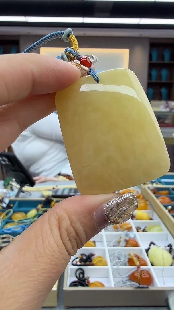 琥珀颈饰未镶嵌118秒拍号 假一罚三