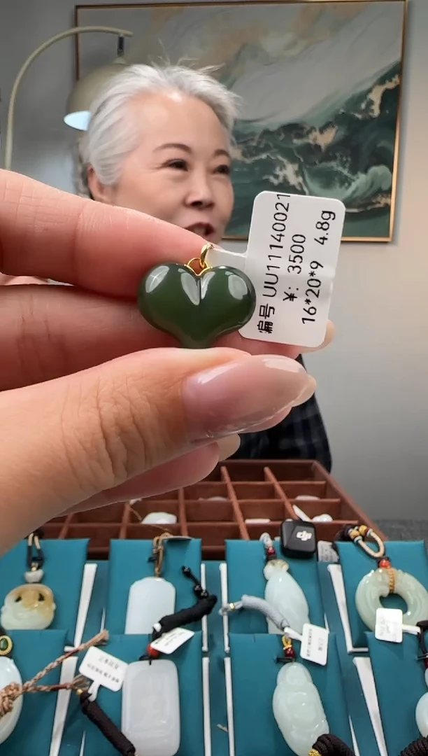 颈饰18K金镶嵌和田玉吊坠UU