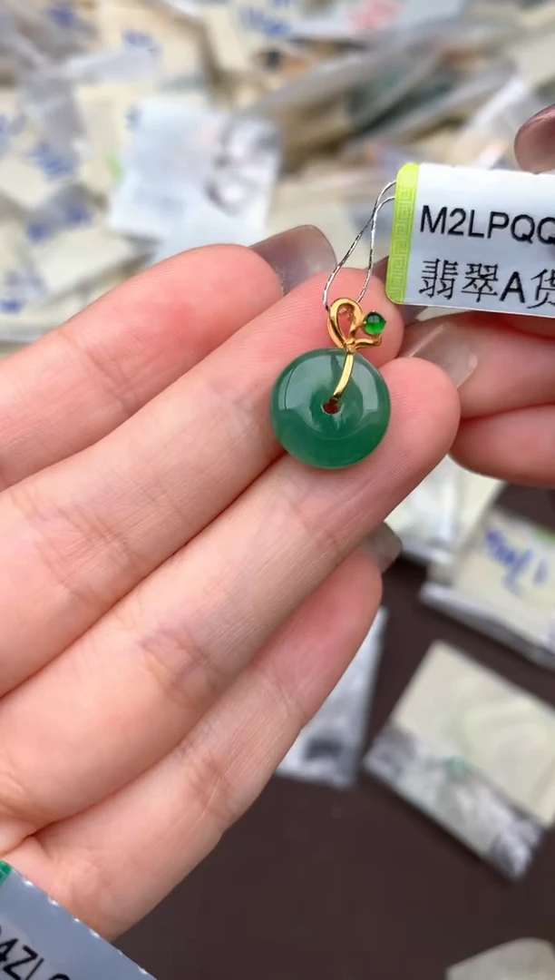 18K金镶嵌挂件翡翠一