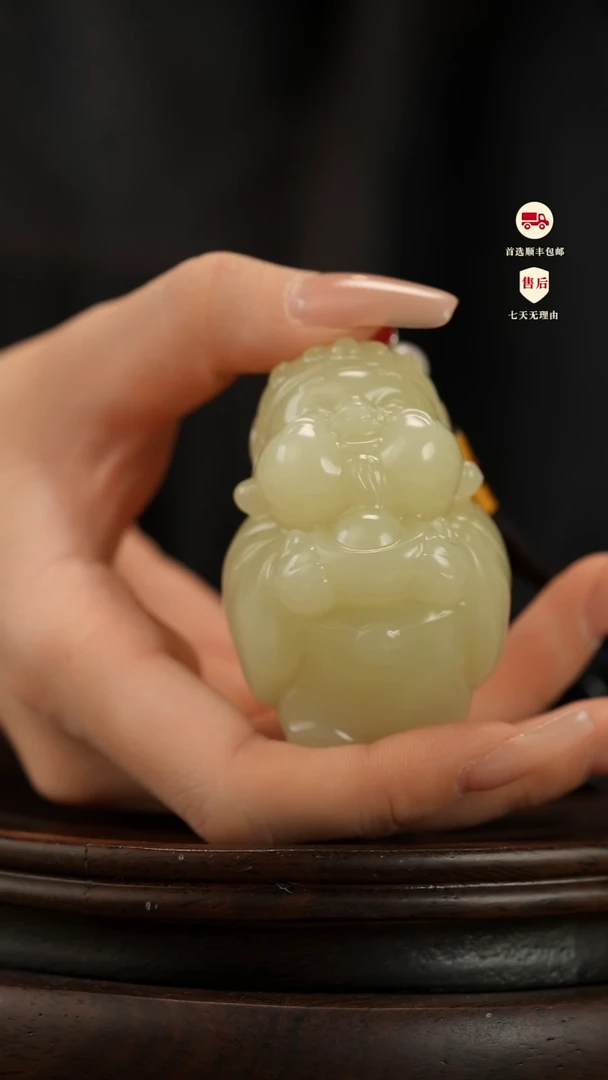 云南石竹叶青雕刻：丰盈在握手把件