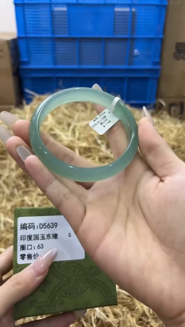 未镶嵌手镯石英质玉D5639