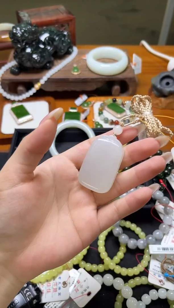 吊坠(不含链)未镶嵌和田玉青海野牛沟白玉 无事牌