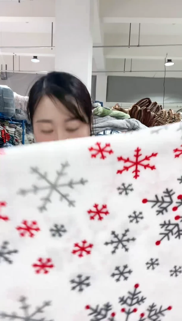 牛奶绒主播手上展示的产品