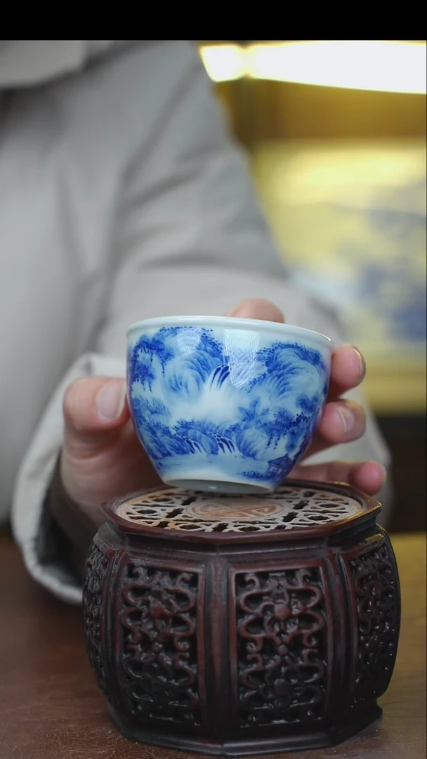 青花山水小缸杯一个