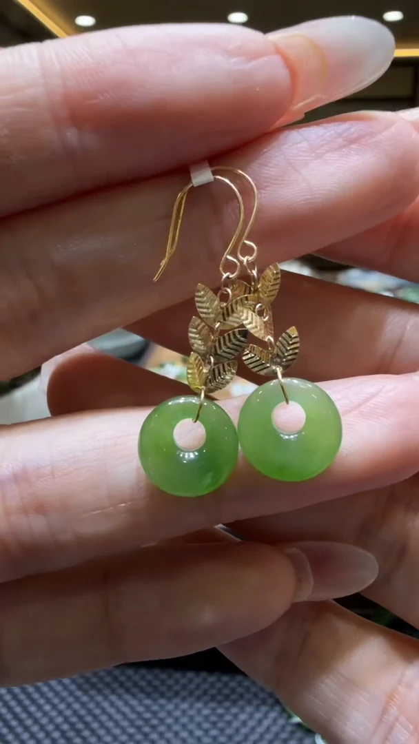 颈饰18K金镶嵌和田玉耳饰一对