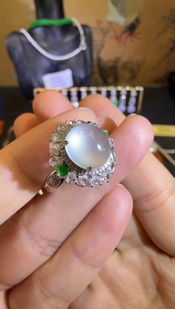 【闪购商品】翡翠戒指18K金镶嵌高冰玻起光蛋面戒指