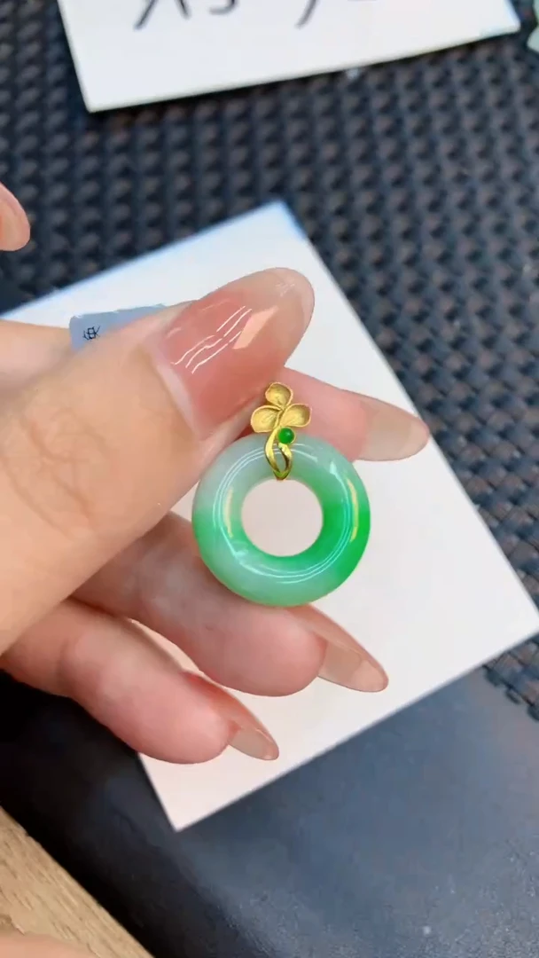 翡翠18K金镶嵌颈饰           1
