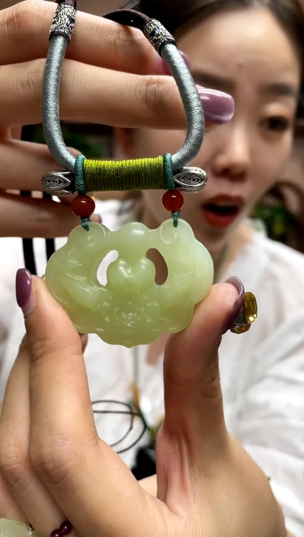 岫玉未镶嵌吊坠·