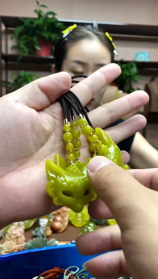未镶嵌岫玉颈饰多样性发货发其中之一