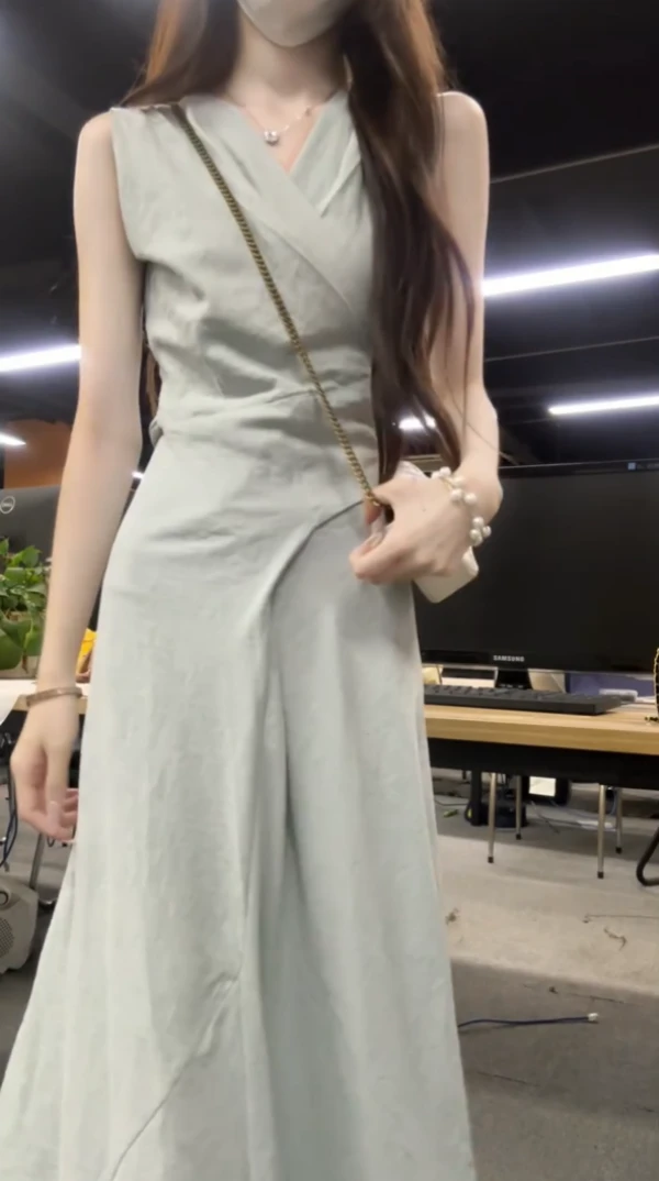 温柔通勤风日常穿搭灰色V领无袖收腰连衣裙女小众时尚氛围感长裙
