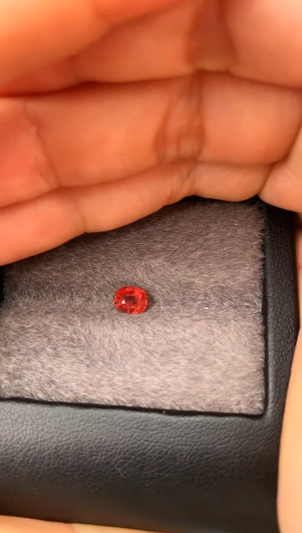 未镶嵌裸石定制尖晶石枕型 色调 0.68ct