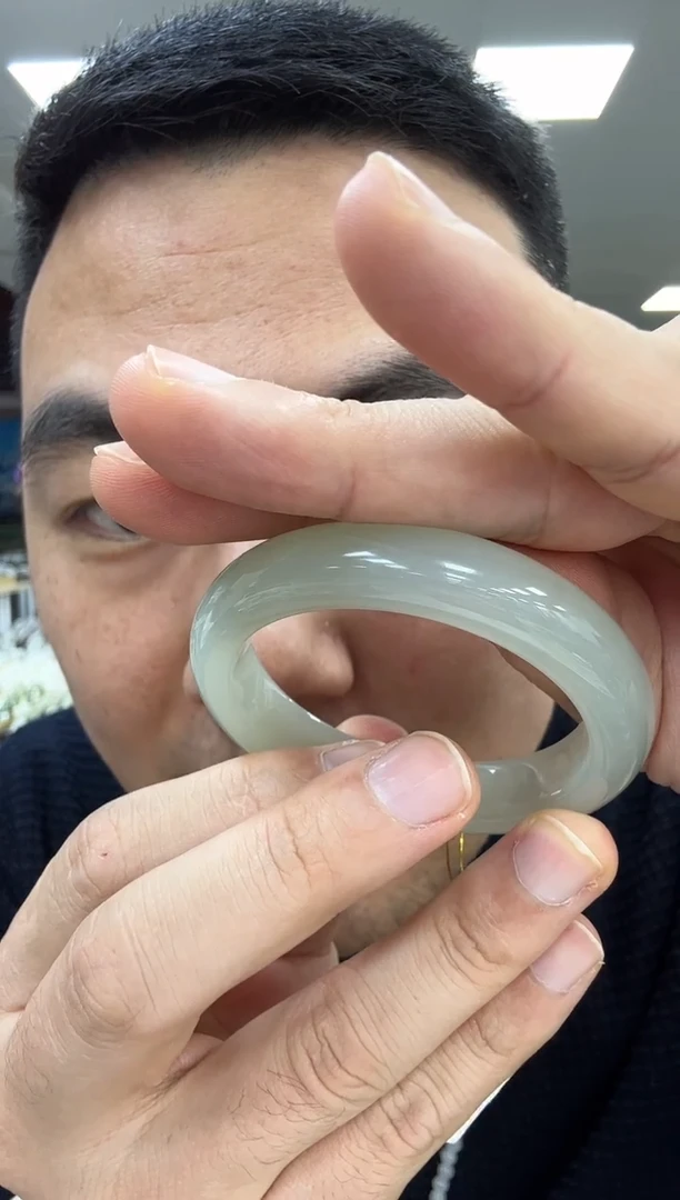 未镶嵌手镯和田玉有明显包容52-53  115