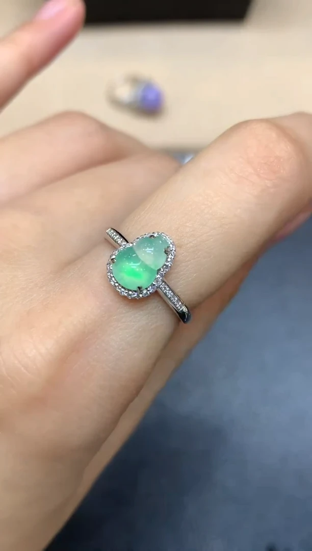 18K金镶嵌戒指翡翠葫芦【无服务费