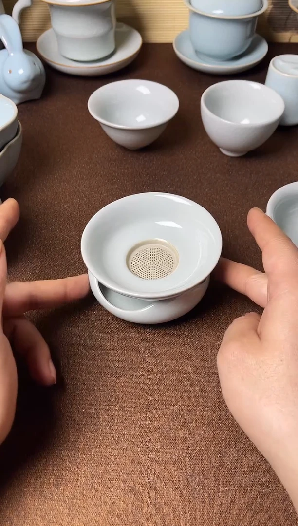 瑕疵-云雾月白釉支钉茶漏