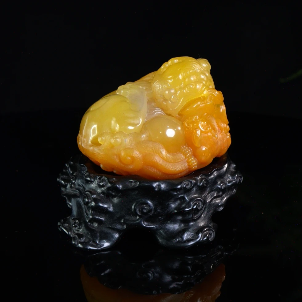 Lot.45.寿山石冰糖地黄白荔枝洞子母兽摆件180克6.5x5.6x4.1cm