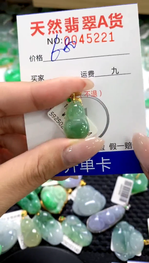 翡翠18K金镶嵌颈饰1111111111111111