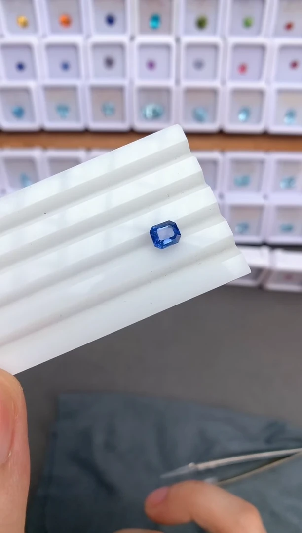 未镶嵌裸石定制蓝宝石1.08ct 老烧矢车菊