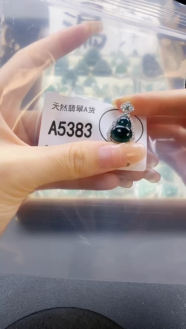 翡翠未镶嵌吊坠(赠链)天然翡翠A货