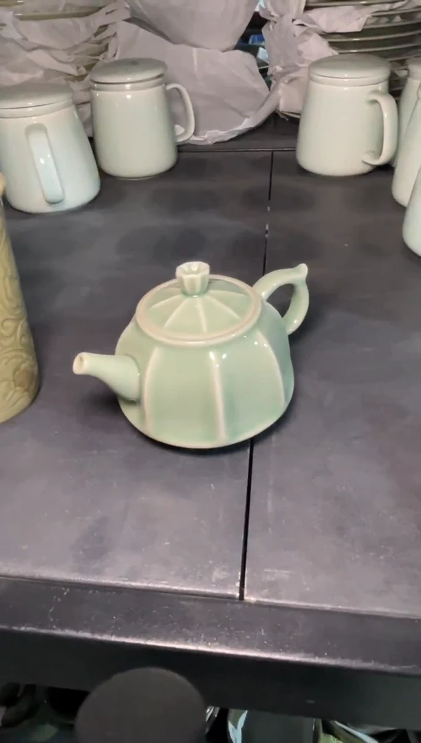 微瑕矿点等八楞茶壶1只