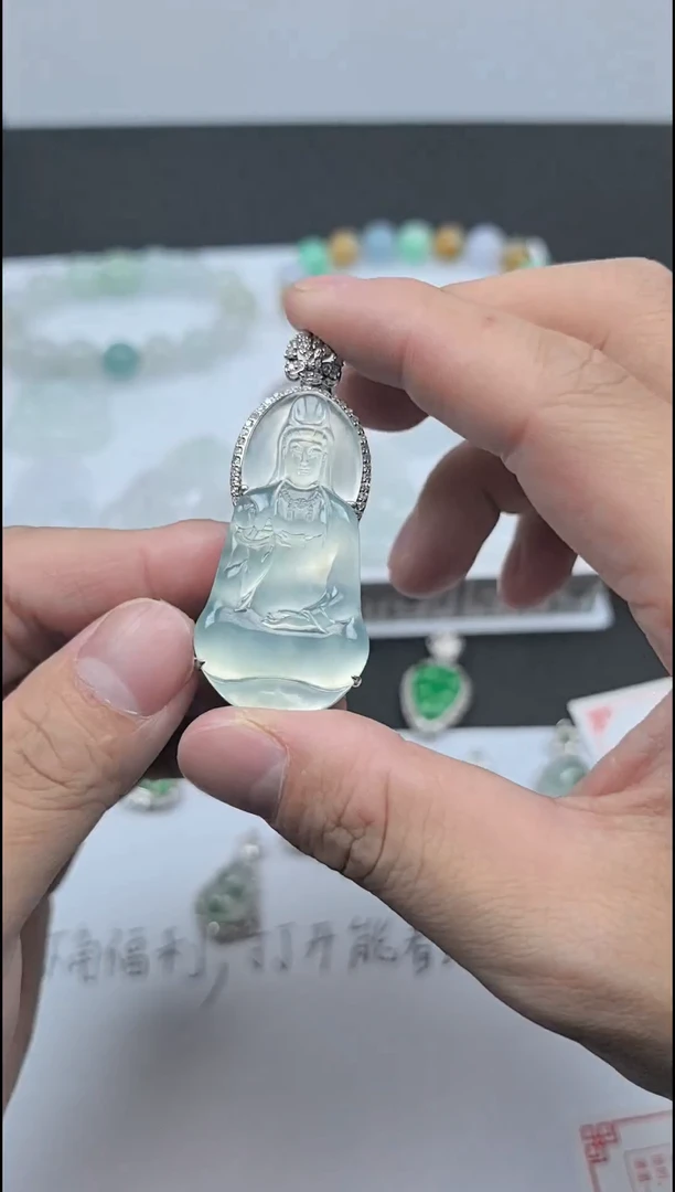 颈饰18K金镶嵌翡翠翡翠观音