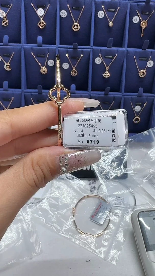 18K金镶嵌手镯钻石手镯