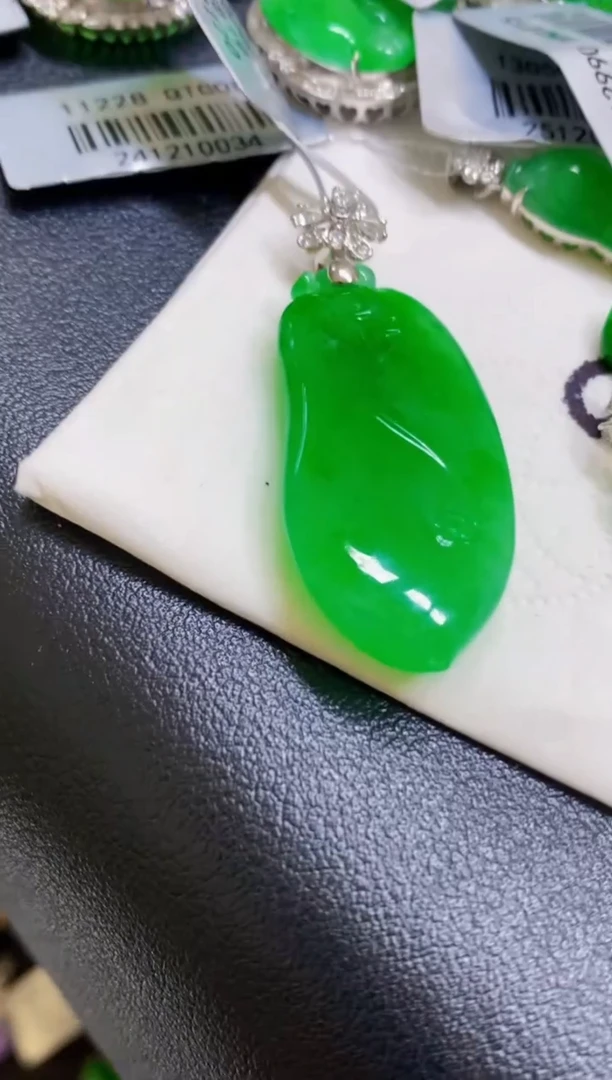 颈饰18K金镶嵌翡翠瓜