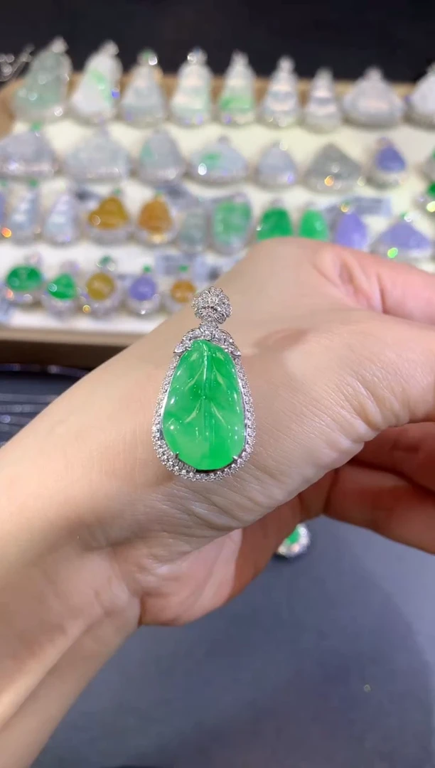 吊坠(不含链)18K金镶嵌翡翠30-叶子