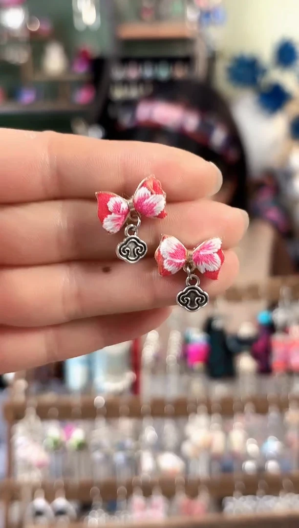 彩云南阁非遗老绣饰品694