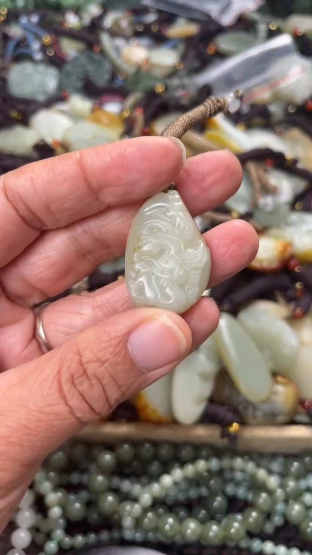 【闪购商品】和田玉颈饰未镶嵌多样性发货没有证书拍一发一有瑕