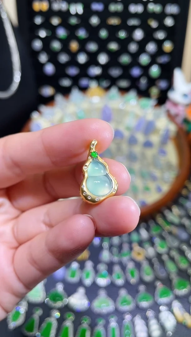 颈饰18K金镶嵌翡翠玻璃种晴底葫芦吊坠