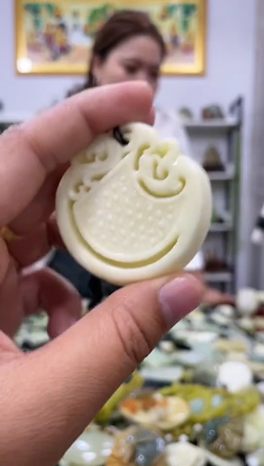 岫玉未镶嵌吊坠