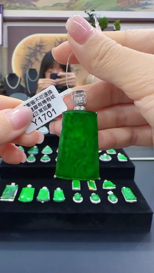 颈饰18K金镶嵌翡翠Y1701无事牌